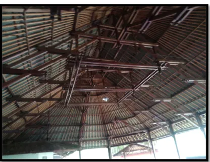 Gambar	2.24	Struktur	atap	restaurant	berarsitektur	bali	 Sumber	:	Observasi	09-10-2015	
