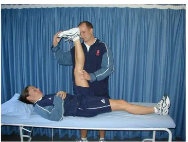 Gambar 5. Contoh peregangan dengan metode contract-relax yang  dilakukan dengan bantuan fisioterapis 