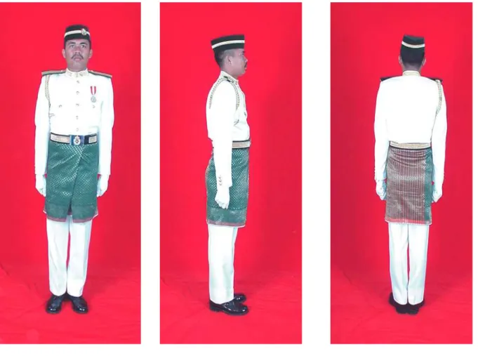 Gambar 2.  Gambar Penuh Pemakaian Pakaian Nombor 1 (Istiadat) Anggota  Lain-Lain Pangkat Berpangkat Kopral Ke Bawah Pengawal Istana  PAKAIAN NOMBOR 1 (ISTIADAT) ANGGOTA LAIN-LAIN PANGKAT  