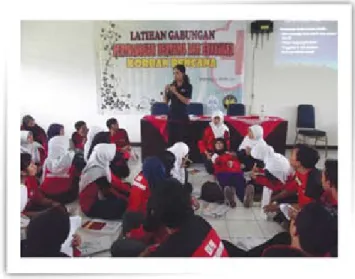 Gambar 7. Latihan gabungan pertolongan pertama dan evakuasi korban bencana   oleh UKM KSR-UNNES yang diikuti oleh mahasiswa umum (UKM dan BEM)