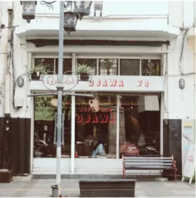 Gambar II.10 Kafe Kopi Toko Djawa di Jalan Braga  Sumber: Dokumentasi Pribadi (2018) 