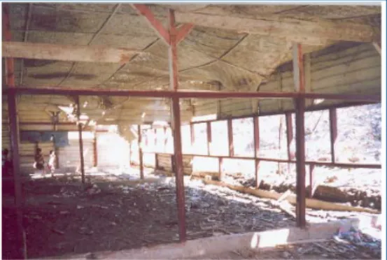 Ilustrasi 2 : Ruang kelas di sekolah dasar negeri di pede- pede-saan Bajo Pulau yang hancur karena badai dan banjir