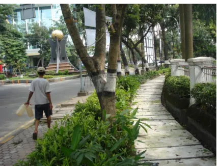 Gambar 27.7. Jalur pedestrian  di jalan Imam Bonjol, Medan: 