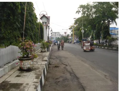 Gambar 27.8. Kota Padang  Sidimpuan, Sumatera Utara: Jalur  pedestrian dihalangi oleh pot-pot  bunga, mengalihkan pejalan kaki ke  jalan raya  