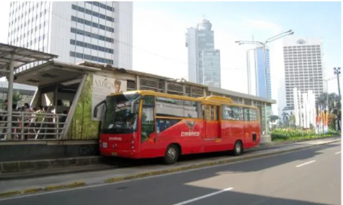 Gambar 1- Bus Transjakarta sedang berhenti di halte [7]