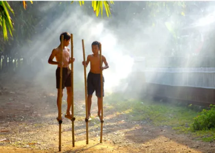 Gambar 2.4. Permainan Tradisional Enggrang 