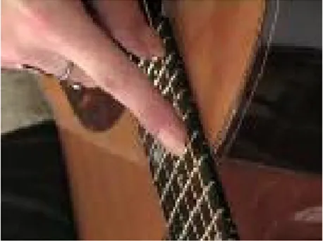 Gambar 3. posisi jari telunjuk (jari i) tangan kanan ketika menyentuh senar di fret 13,  dilihat dari samping  (sumber: http://www.igdb.co.uk/pages/techniques/harmonics.htm, 2011)