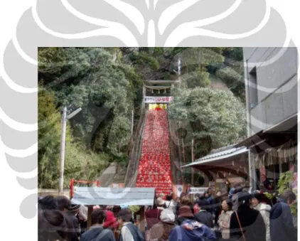Gambar 8 Suasana hina matsuri (雛祭り) di kuil Tomisaki  (Sumber: Koleksi pribadi, Katsuura, 3 Maret 2008) 