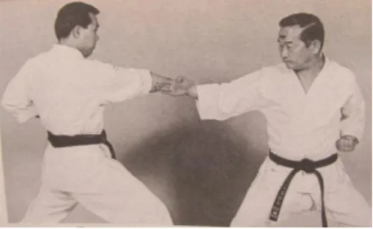 Gambar 8. Gerakan Tangkisan Haishu-uke  (M. Nakayama, 1980:62) 
