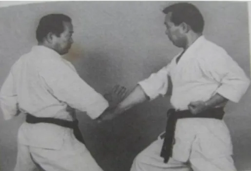 Gambar 11. Gerakan Tangkisan Seiryuto-uke  (M. Nakayama, 1980:63) 