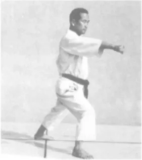 Gambar 14. Gerakan Tinjuan Oi-Tsuki  (M. Nakayama, 1966:92) 