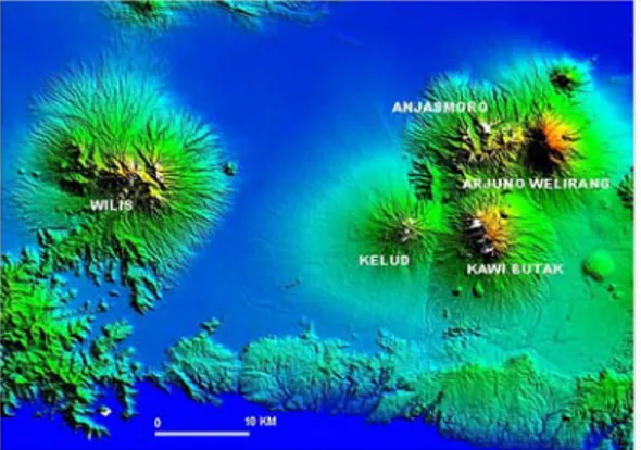 Gambar 1: Lokasi G. Kelud terdapat diantara  gunungapi tua Wilis, Anjasmoro, Arjuno-Welirang,  dan Kawi-Butak