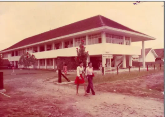 Foto Suasana dan Gedung Fakultas Sastra  dan Kebudayaan UGM Tahun 1974