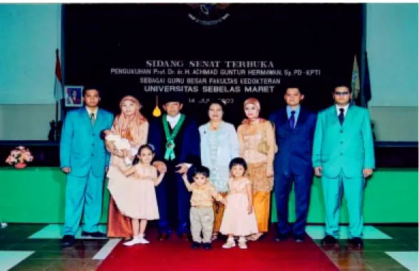 Foto bersama Prof. Dr. dr. H. Achmad Guntur Hermawan, SpPD-KPTI beserta keluarga besar