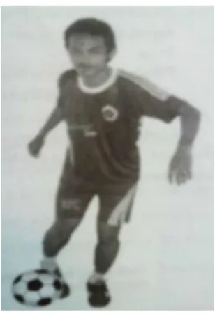 Gambar 3. Menendang bola dengan kaki bagian luar  Sumber: Abdul Rohim (2008: 9) 