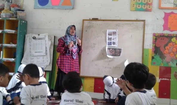 Gambar  1.6  guru  mengajar  dengan  berpusat  pada  AUD  serta  mengajar  dengan  tema-tema pembelajaran yang menarik buat AUD dikelompok B 