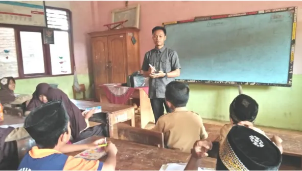 Foto 1. Observer Menjelaskan Materi 