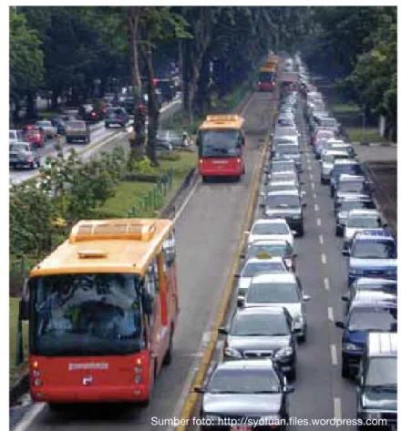 Gambar 4.5: Bus Trans Jakarta mendapat prioritas, sehingga  tidak ikut terjebak dalam kemacetan