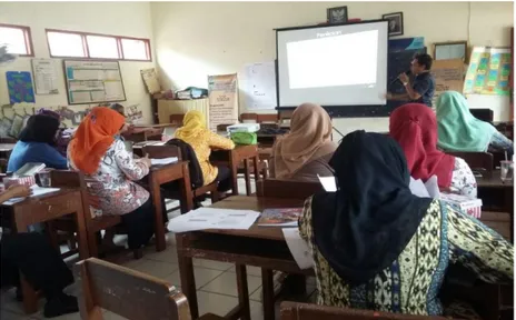 Gambar 4. Mitra IbM sedang mengikuti materi penilaian pembelajaran  bahasa Jawa 
