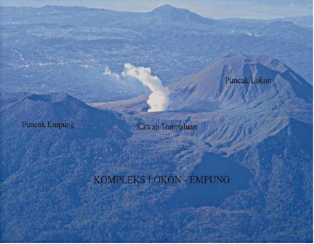 Gambar 2. Kompleks Gunung Lokon – Empung. Pelana antar kedua puncaknyaadalah lokasi kawah aktif, Kawah Tompaluan (Foto: Farid Bina 2009) (Haeranidkk, 2010).