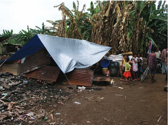 Foto 2: Warga tergusur tinggal di bawah terpal biru di samping puing-puing rumah mereka  yang dibakar (c) 2006 Bede Sheppard/Human Rights Watch 