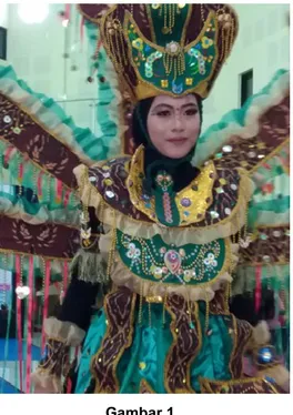 Gambar 1   Kostum Batik Carnival  (Sumber foto: Cia Syamsiar, Gedung 
