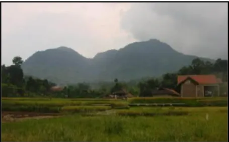 Gambar 7. Kondisi Morfologi Perbukitan Bergelombang Lemah di Bagian Utara   (Foto Diambil dari Wilayah Desa Mandalawangi, Nasrudin D, 2010) 