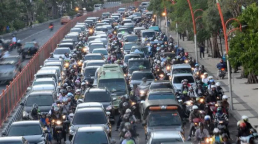 Gambar 1.1 Kemacetan di ruas Jalan Ahmad Yani  Sumber : Suvey sekunder 2016 (Surabaya.tribunnews.com) 
