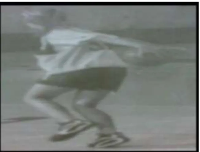 Gambar 2.4. Dribble Behind the Back (Sumber: Jon Oliver, 2007: 55) 