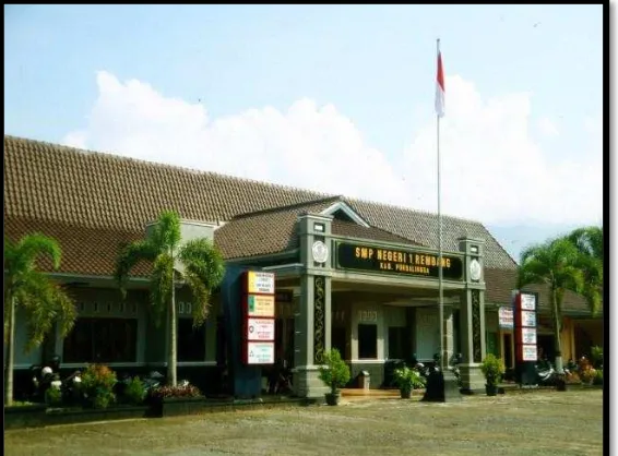 Gambar 4.1. Keadaan depan Sekolah SMP Negeri 1 Rembang Purbalingga (Sumber: Dokumentasi peneliti) 