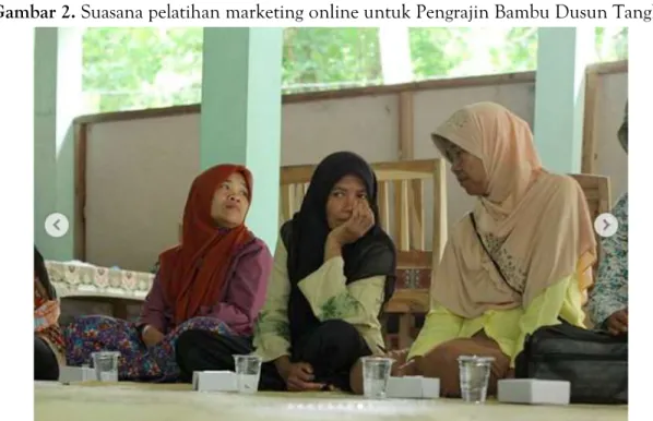 Gambar 2. Suasana pelatihan marketing online untuk Pengrajin Bambu Dusun Tangkil 