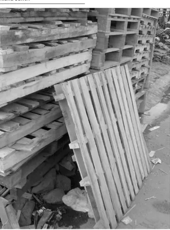 Gambar 3. Kayu pallet jenis kayu albasia dan kayu hutan, dengan  permukaan kasar dan ukuran tidak standar atau tidak lurus/ rata