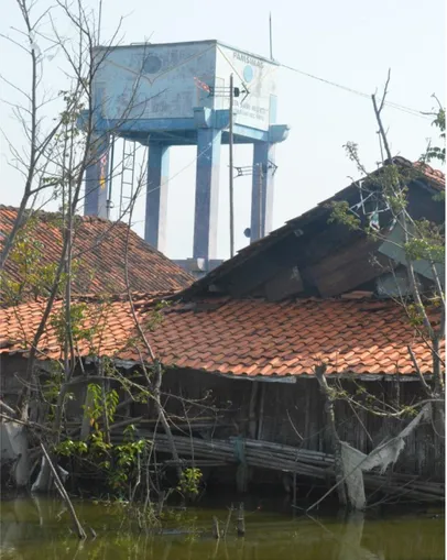 Gambar 1. Bangunan yang ditinggalkan karena ditinggalkan pemiliknya  (Dokumentasi Pribadi, 18 Juni 2014) 