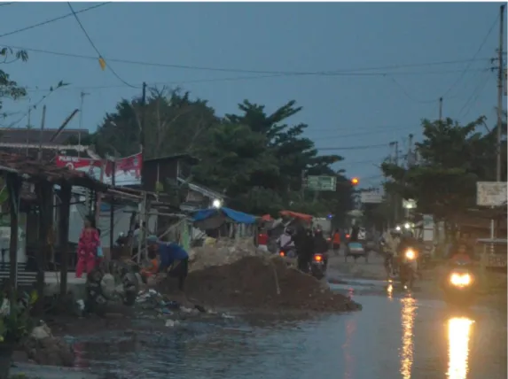 Gambar 5. Peninggian Jalan sebagai bagian dari adaptasi terhadap banjir rob di Kabupaten  Pekalongan (Dokumentasi Pribadi, 17 Juni 2014) 