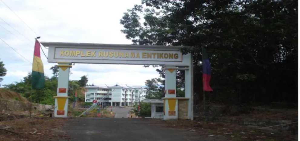 Gambar 1. Gerbang perumahan untuk pekerja Indonesia di Sarawak, Entikong  Perusahaan  umumnya  menyediakan  perumahan/asrama  gratis  untuk  pekerja