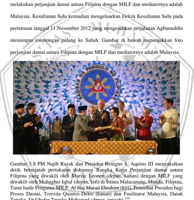 Gambar  3.8  PM  Najib  Razak  dan  Presiden  Benigno  S.  Aquino  III  menyaksikan  detik  bersejarah  pertukaran  dokumen  Rangka  Kerja  Perjanjian  damai  antara  Filipina  yang  diwakili  oleh  Marvic  Leonen  (depan,  kanan)  dengan  MILF  yang  diwa