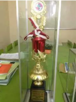 Gambar  9:  Piala  penghargaan  KSU  Perempuan  tahun  2010  Dharmasraya  dokumentasi pada Kamis, 13 April 2017 (Sumber Dokumentasi Pribadi) 
