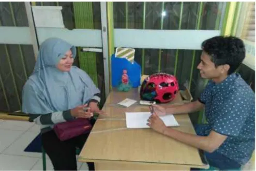 Gambar 17: wawancara penulis dengan karyawan KSU Perempuan Vivi  Andini pada Sabtu, 8 Juli 2017 (sumber dokumentasi pribadi) 