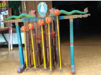 Gambar 1. Satu set instrumen Kongkil yang terdiri dari lima buah angklung dan digantung pada sebuah