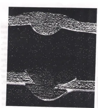 Gambar  1-18  mikrografik  (4X)  dari  dua sambungan las tumpu dalam baja  lunak.  Logam  telah  tergores  yang  menunjukkan  butir  dan  peleburan