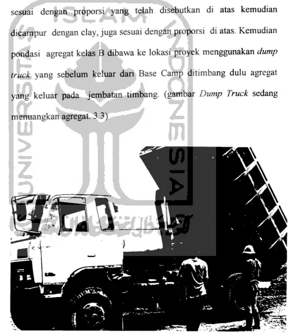Gambar 3.3 Tampak Dump Truck sedang menuang agregat