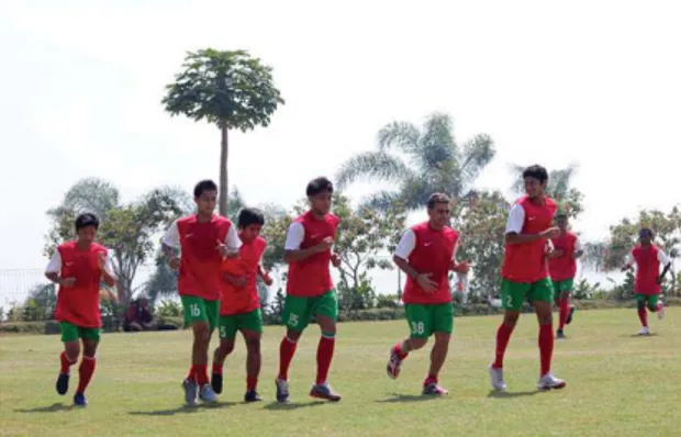 Gambar 7: Para pemain Indonesia berlatih di lapangan Hotel KusumaKota Batu  Sumber: 