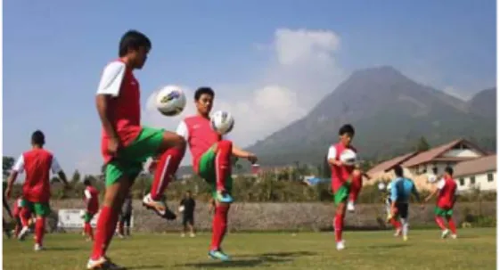 Gambar 9: Para pemain Indonesia berlatih di lapangan ABC   Sumber: http://arenaku.com/sepak-bola-nasional/pelatnas-timnas-diliburkan/ 