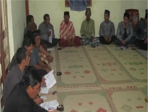 Gambar  11:  Proses  diskusi  masyarakat  Dusun  Sempol  dalam  pembentukan  kelompok  ternak 