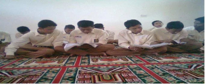 Gambar 4.9 Siswa sedang membaca al-Qur‟an di mushola SMK Negeri 1 Bandung Tulungagung.89  