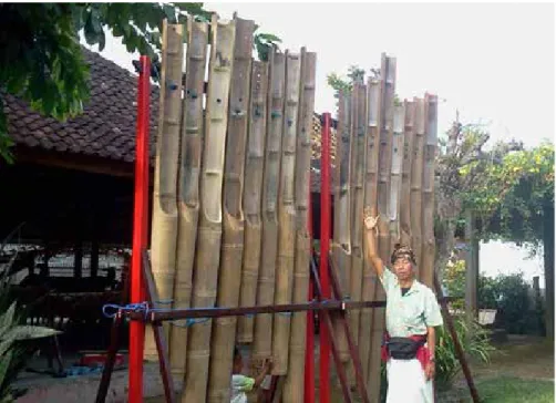 Foto 3. I Ketut Suwentra berfoto dengan gamelan jegog di Yayasan Suar Agung Kelurahan  Sangkaragung.