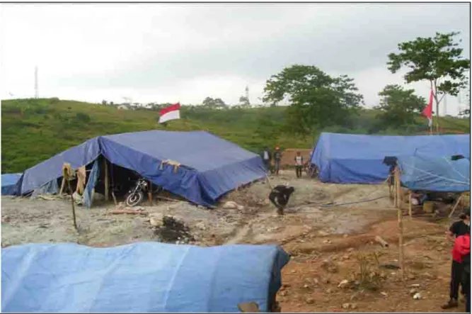 Gambar 7.  Penambangan Bijih Emas Skala Kecamatan  (Foto diambil di Cigaru Kertajaya, 2011).