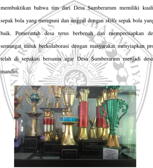 Gambar 3.8 : Piala Kejuaraan olahraga Desa Sumberarum  Sumber : Dokumentasi Peneliti 