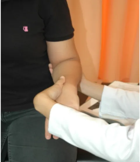 Gambar 4. Akhir dari ROM pronasi lengan kiri. Tangan kanan fisioterapis yang berada  daerah elbow subjek, mencegah internal rotasi dan abduksi shoulder