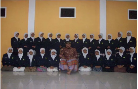 Gambar 7. Pengasuh dan Pengurus Santri Putri Pondok Pesantren Durrotu Aswaja Sumber: Dokumentasi Siti Khoiriyah tahun 2013 